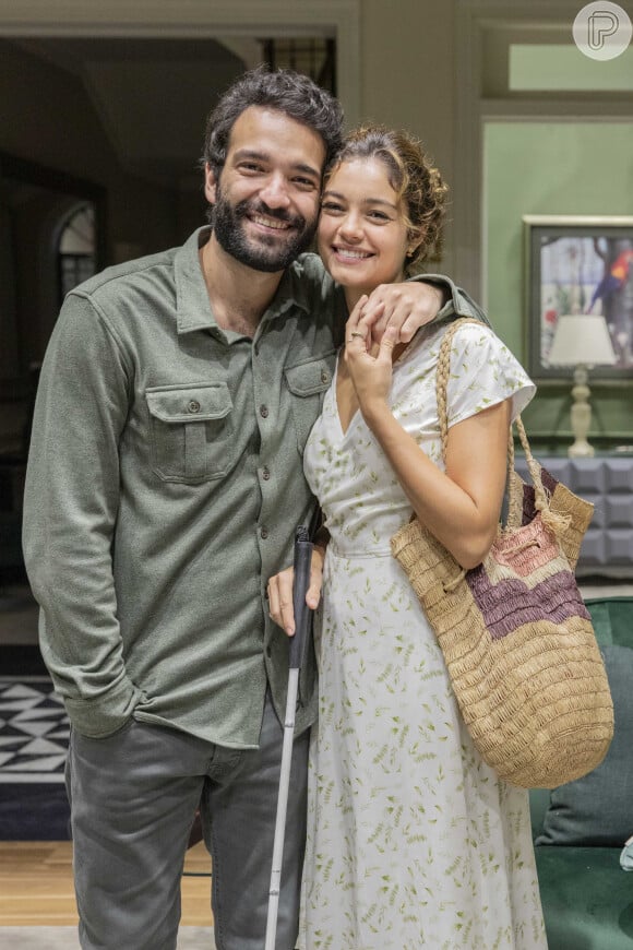 Na novela 'Todas as Flores', Maíra (Sophie Charlotte) descobre que está grávida de Rafael (Humberto Carrão)