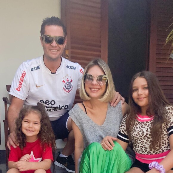 Pedro Leonardo em foto com a mulher e filhas; cantor retomou casamento 3 dias após revelar separação