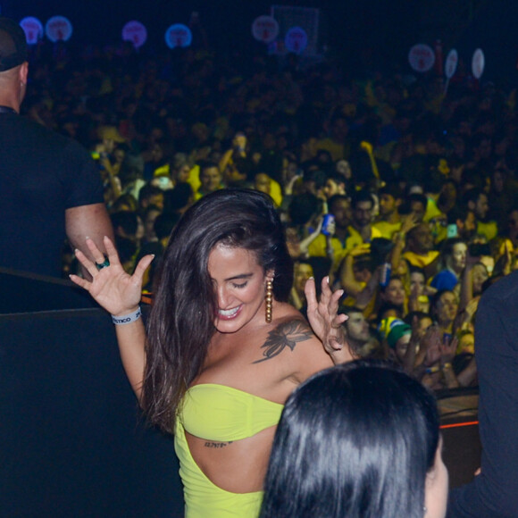 Carol Peixinho se divertiu em show do namorado, Thiaguinho