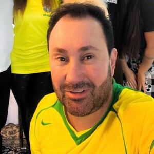 Zilu Godoi, com o rosto inchado, justificou o motivo de querer postar as fotos: 'É a felicidade de estar aqui na companhia do meu filho, da minha nora Amabylle...'