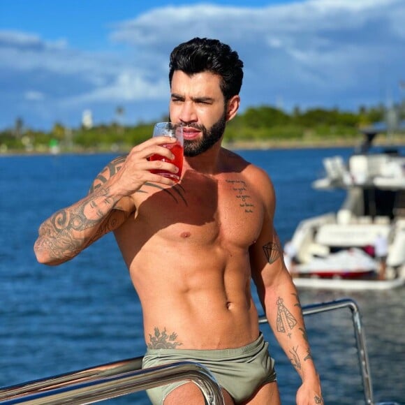 Gusttavo Lima realizou sonho de fazer tatuagem e contou para os fãs