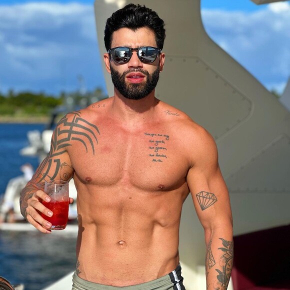 Gusttavo Lima explicou segredo para não sentir dor durante tatuagem
