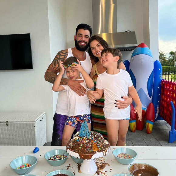 Gusttavo Lima vive em mansão com os dois filhos e Andressa Suita