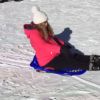 Shakira escorrega na neve ao brincar de trenó na neve
