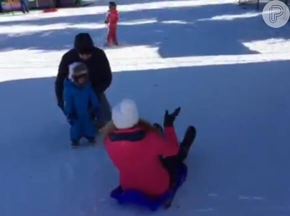 Shakira é observada pelo marido, Gerard Piqué, e pelo filho, Milan, ao brincar na neve