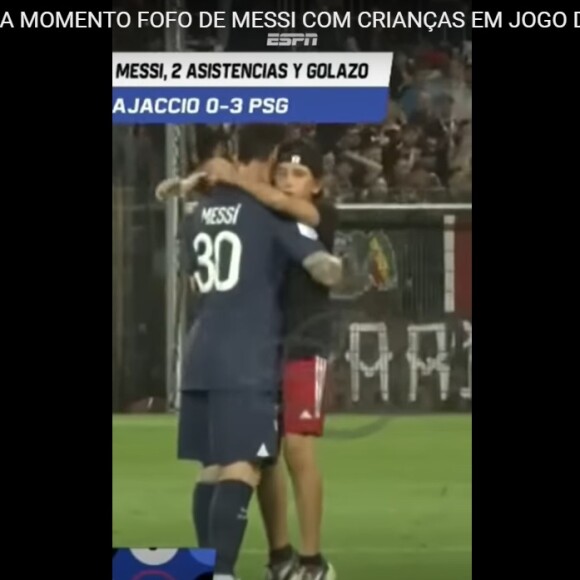 Messi não recusa fotos de seus fãs mais jovens
