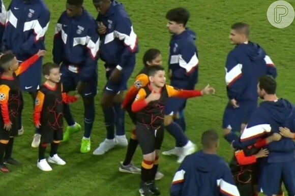 Messi fez a alegria de seus fãs crianças em um jogo do PSG pela Champions