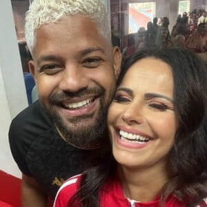 Viviane Araújo e Guilherme Militam trocam carinhos