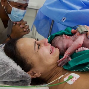 Viviane Araújo emocionada após o nascimento do primeiro filho
