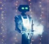 O robô Haroldo foi apresentado como novo funcionário do bar da novela 'Travessia' no capítulo desta quarta-feira 30 de novembro de 2022
