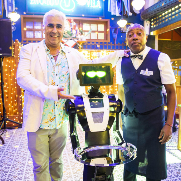 O robô Haroldo é o novo funcionário do bar de Nunes (Orã Figueiredo) na novela 'Travessia'