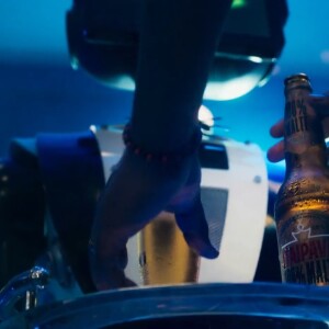 O robô Haroldo até serviu uma cerveja na novela 'Travessia', mas web reprovou: 'Tosco!'
