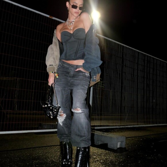 Corset no Verão 2023: com jeans destroyed, ele compõe um visual descolado e ideal para a noite