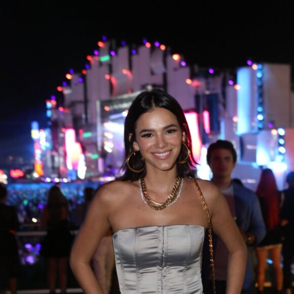 Corset metalizado e fechos frontais foi escolha de Bruna Marquezine no Rock in Rio