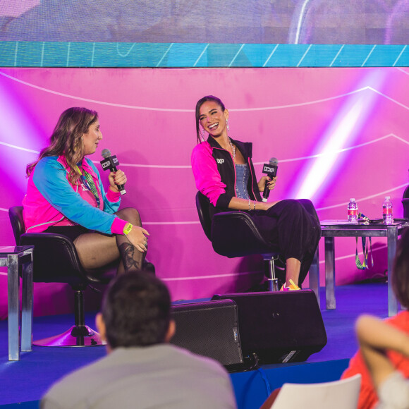 Corset jeans, jaqueta e calça sporty e tênis colorido: o look de Bruna Marquezine para prévia da CCXP era repleto de tendências