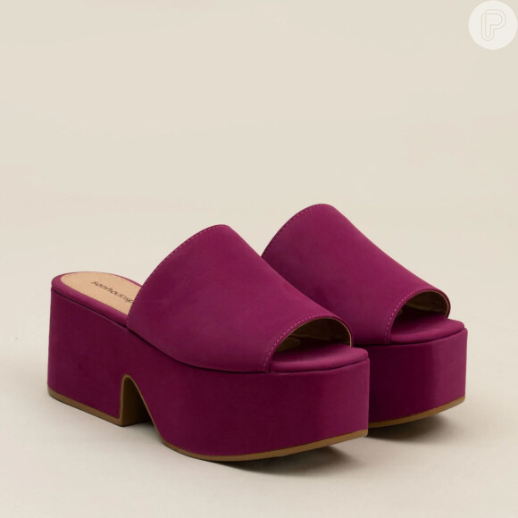 Salto com cor do ano 2023: Viva Magenta surge no Tamanco Nobuck Magenta, da Sonho dos Pés, à venda na C&A