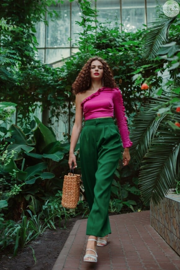 Viva Magenta fica marcante com o verde no look