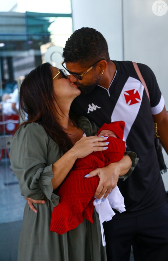 Viviane Araujo deixou a maternidade com Joaquim nos braços