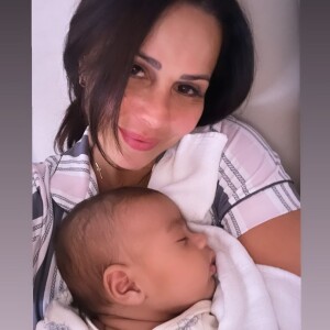 Viviane Araujo tem feito relatos sinceros sobre amamentação e maternidade real