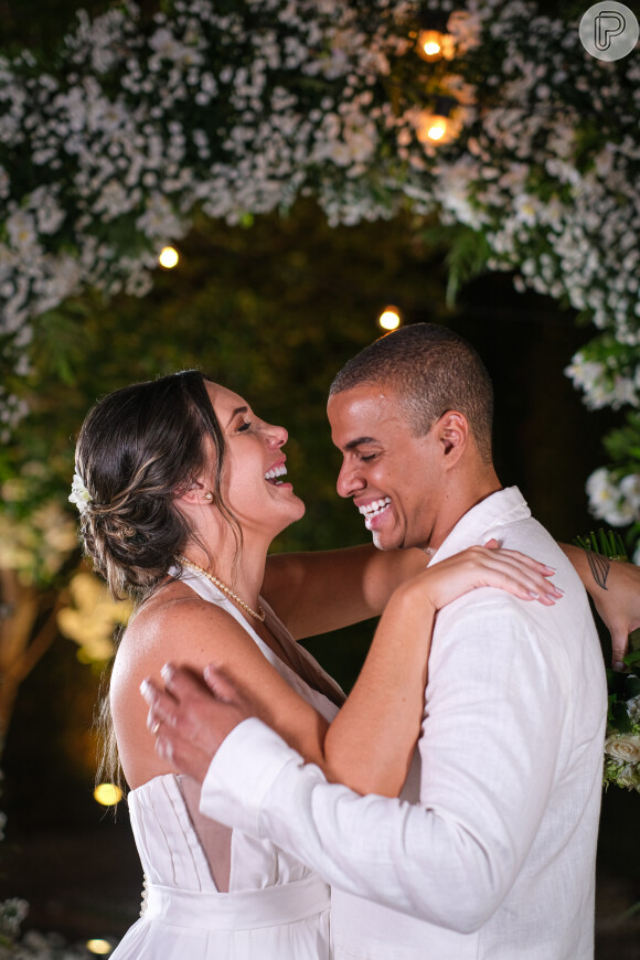Look de casamento de Thiago Oliveira e Bruna Matuti: os noivos usaram branco na cerimônia
