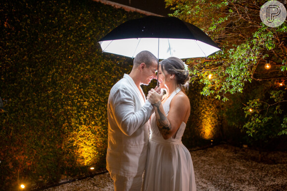 Thiago Oliveira e Bruna Matuti protagonizaram fotos românticas no casamento