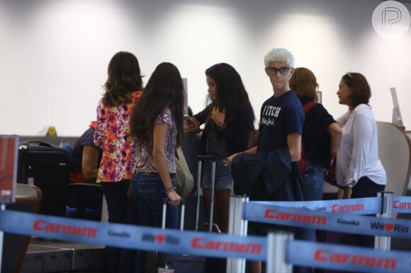 Fátima Bernardes e William Bonner são clicados no aeroporto Santos Dumont, no Rio de Janeiro, com seus trigêmeos, Laura, Beatriz e Vinícius. O adolescente  apareceu com o cabelo descolorido, em 27 de março de 2013