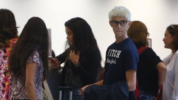 Filho de Fátima Bernardes e William Bonner aparece no aeroporto com cabelo loiro