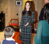 Vestido xadrez da Burberry e bolsa Mulberry verde se combinaram nesse look de Kate Middleton