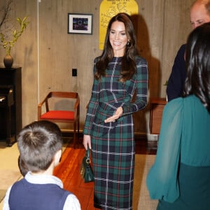 Vestido xadrez da Burberry e bolsa Mulberry verde se combinaram nesse look de Kate Middleton