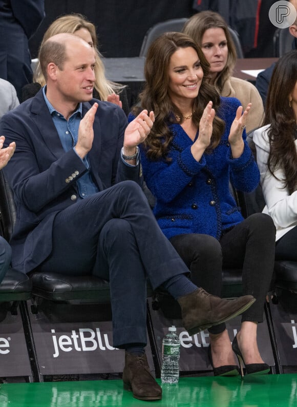 O casaco azul usado por Kate Middleton em jogo do Celtics é da Chanel