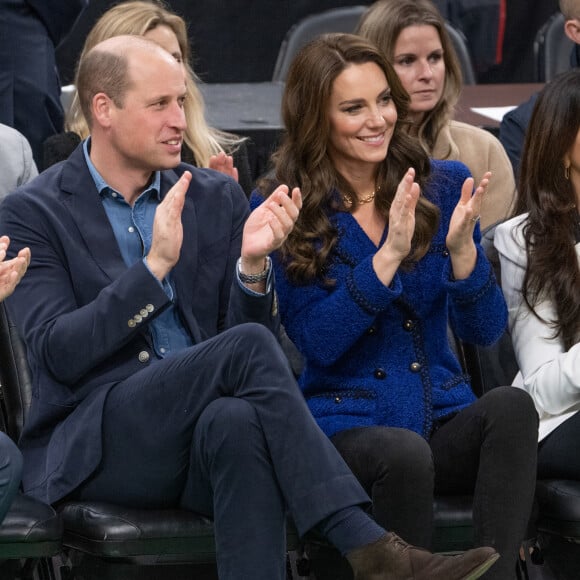 O casaco azul usado por Kate Middleton em jogo do Celtics é da Chanel