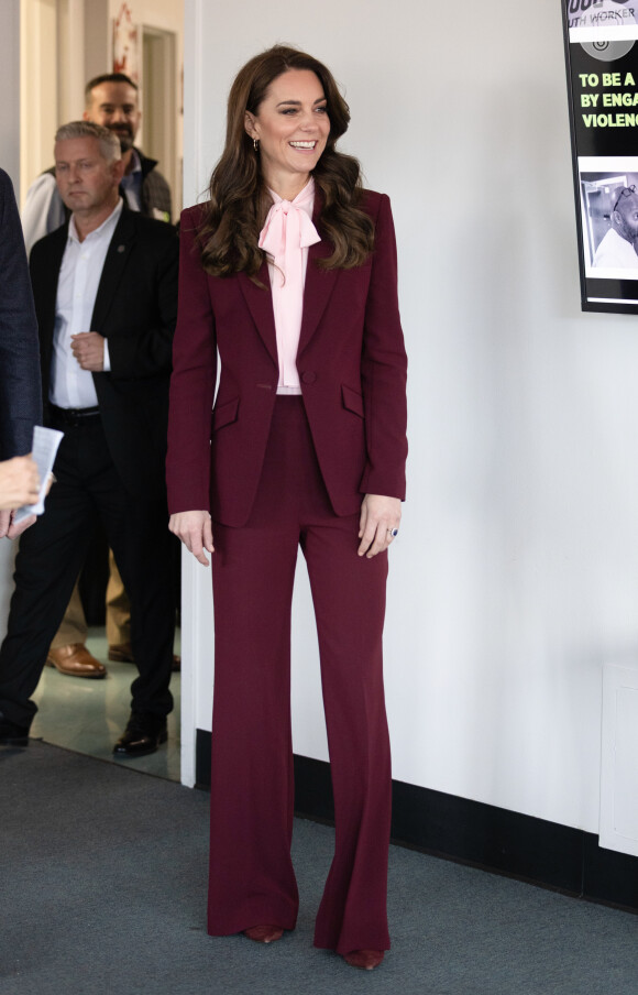 Kate Middleton usou tailler Roland Mouret burgundy com bolsa Chanel durante turnê nos EUA