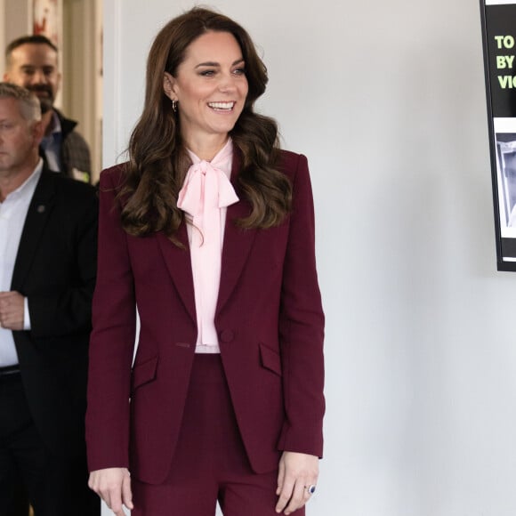 Kate Middleton usou tailler Roland Mouret burgundy com bolsa Chanel durante turnê nos EUA