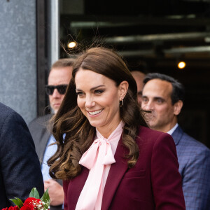 Camisa com laço na gola ficou elegante com o tailler burgundy usado por Kate Middleton