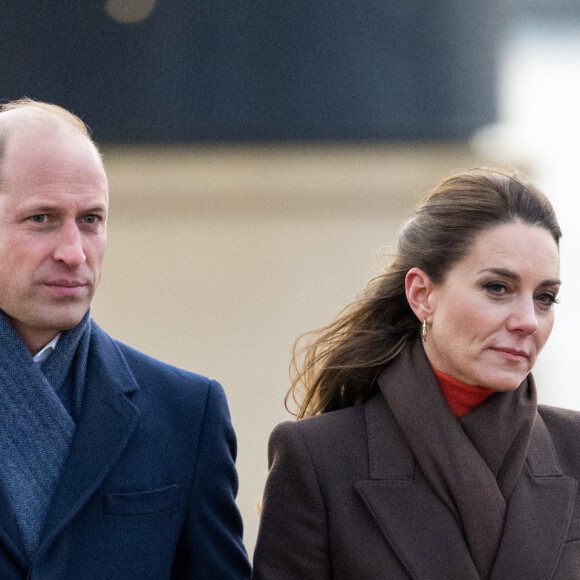 Trench coat usado por Kate Middleton é da Alexander McQueen
