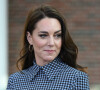 O vestido xadrez pied de poule usado por Kate Middleton é da marca Emilia Wickstead
