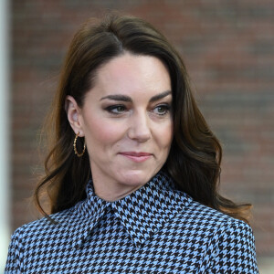 O vestido xadrez pied de poule usado por Kate Middleton é da marca Emilia Wickstead