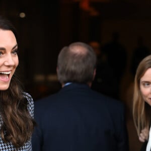 Kate Middleton usou preto e branco de manga longa Emilia Wickstead para visita ao Centro para Crianças em Desenvolvimento da Universidade de Harvard