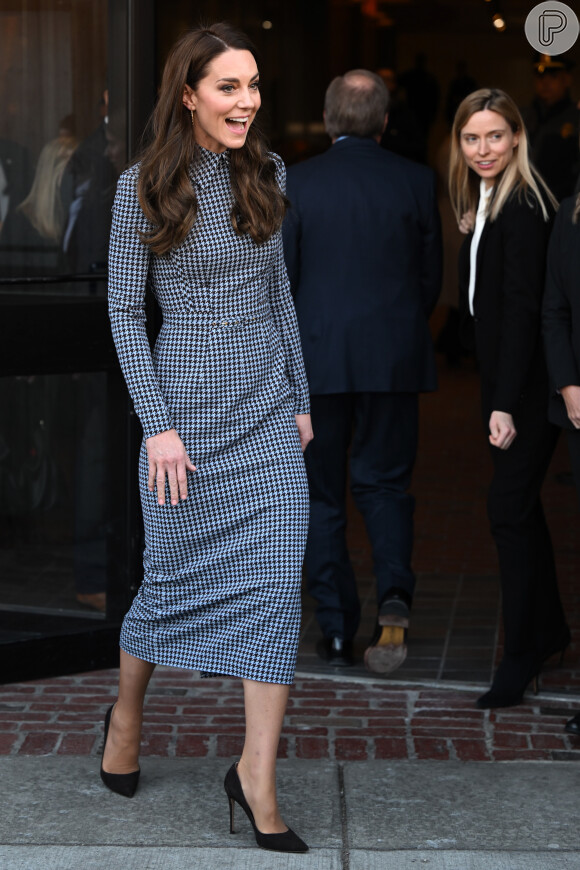Kate Middleton usou preto e branco de manga longa Emilia Wickstead para visita ao Centro para Crianças em Desenvolvimento da Universidade de Harvard