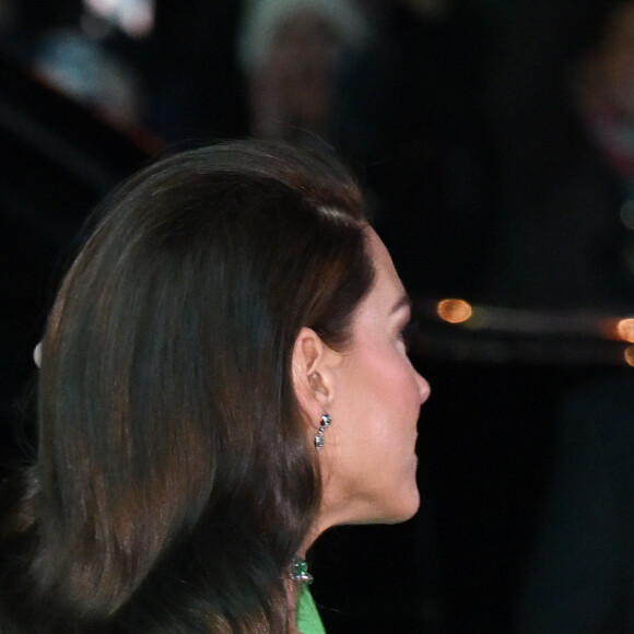 Kate Middleton combinou vestido verde com scarpin prateado e repleto de brilho