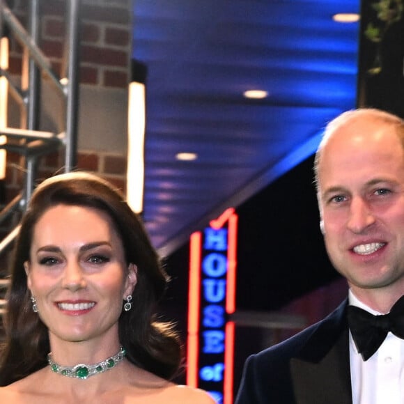 Kate Middleton combinou vestido alugado verde com gargatilha que pertencia à Lady Di