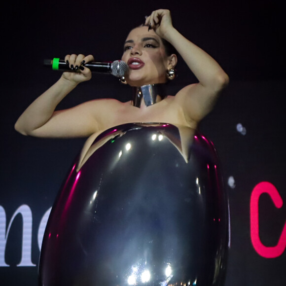 Gkay subiu no palco para encerrar Farofa com vestido espelhado JW Anderson