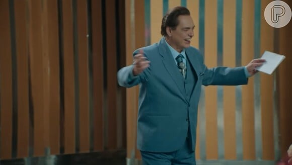 Na série 'O Rei da TV' aparece Silvio Santos (José Rubens Chachá) dando aviãozinho de dinheiro no 'Show de Calouros'