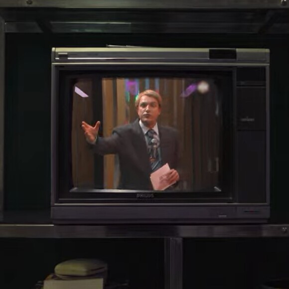 Gugu Liberato assinou contrato com a Globo em 1987 e não em 1988 como mostra a série 'O Rei da TV', e tampouco apresentou o 'Show de Calouros'