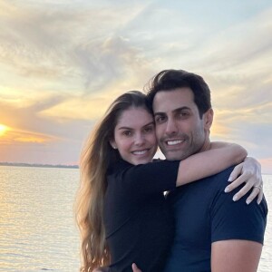 Bárbara Evans e Gustavo Theodoro vão se casar em uma fazenda