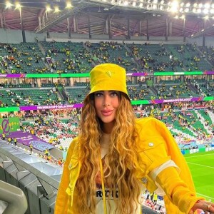 Look da irmã de Neymar, Rafaella Santos, para jogo da Copa do Mundo chamou atenção por bolsa de couro de R$ 15 mil