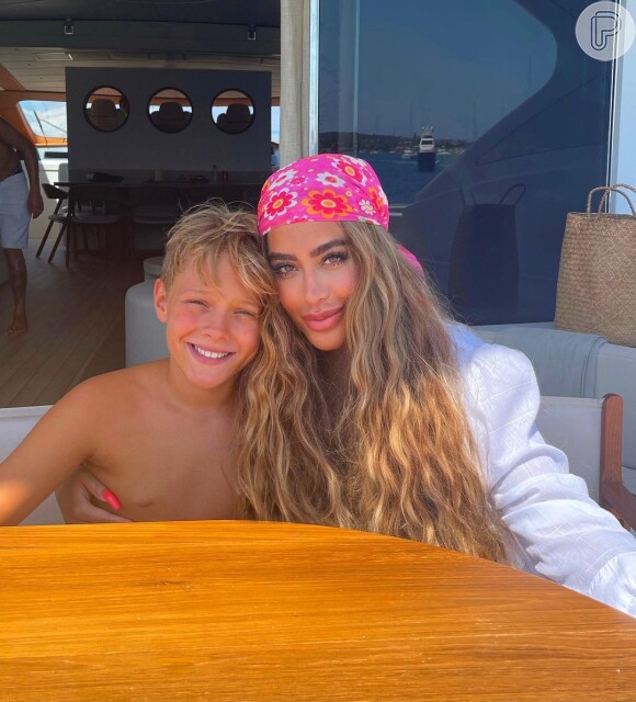 Filho de Neymar, Davi Lucca posa com a tia, Rafaella Santos, durante viagem pela Espanha