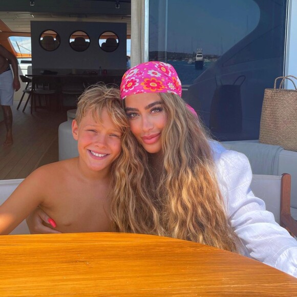 Filho de Neymar, Davi Lucca posa com a tia, Rafaella Santos, durante viagem pela Espanha