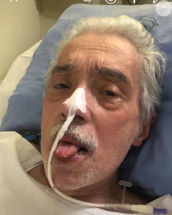 Pedro Paulo Rangel apareceu deitado em um leito hospitalar mostrando a língua em sinal de bom humor 