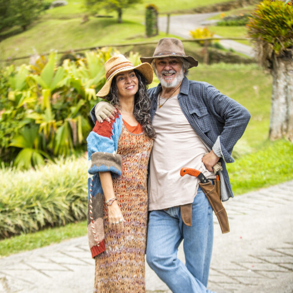 Dora (Claudia Ohana) e Fábio (Zé Carlos Machado) moram na Região Serrana e sentem a falta de netos na novela 'Vai na Fé'